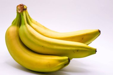 Beyaz arkaplanda izole edilmiş muz