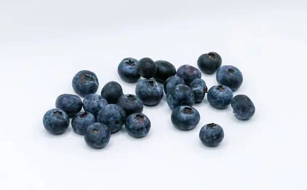 Beyaz arkaplanda yaban mersini izole edilmiş.