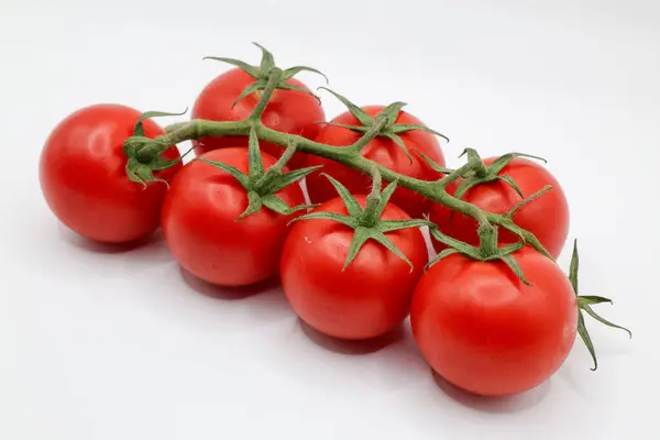 Kırmızı domates beyaz üzerine izole edilmiş.