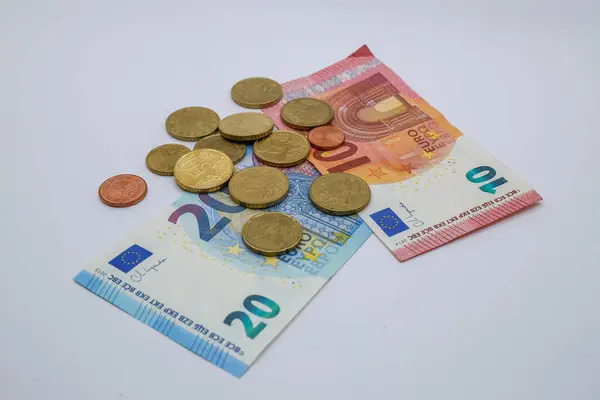 Beyaz arkaplanda para ve banknotlar