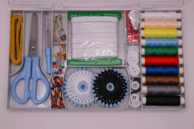 Çeşitli dikiş malzemeleri, dikiş ve dikiş işleri.