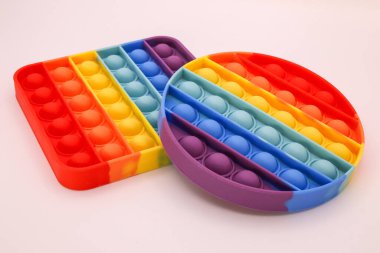 Beyaz arkaplanda renkli anti-stres duyusal oyuncağı.