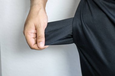 Bir adamın elleri bomboş pockerlarını gösteriyor. Yoksulluk kavramı