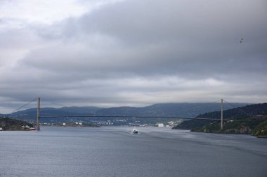 Norveç, Bergen 'deki Askoy Köprüsü. Gemiden görüntü. Bulutlu bir gün