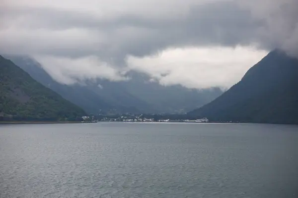 Norveç. Dağlar ve fiyortlar. Bulutlu bir gün.
