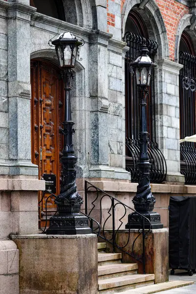 Norveç, Bergen 'de bir evin girişindeki fenerler.