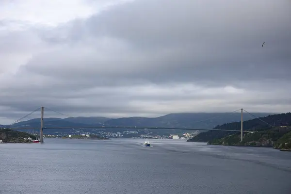 Norveç, Bergen 'deki Askoy Köprüsü. Gemiden görüntü. Bulutlu bir gün