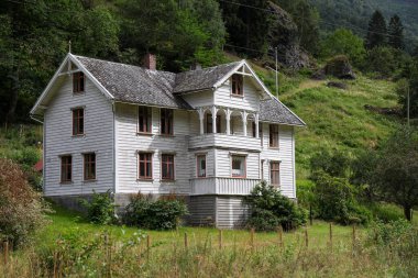 Flam, Sognefjord, Norveç, İskandinavya 'daki tepede eski ahşap bir ev..