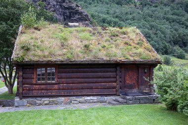 Flam, Sognefjord, Norveç 'te çimlerle kaplı çatısı olan eski ahşap bir ev.