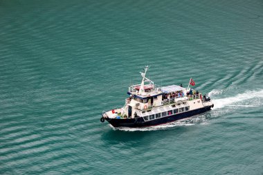 Fiyortta bir tekne gezisi. Hava görünümü.