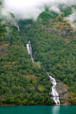 Norveç 'te Bringefossen Şelalesi, Geiranger fijord. Güzel yaz manzarası.