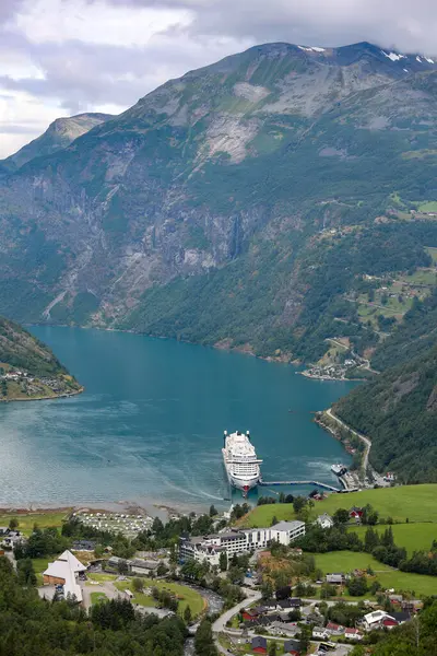 Geiranger Fjord, Norveç 'te gemi turu.