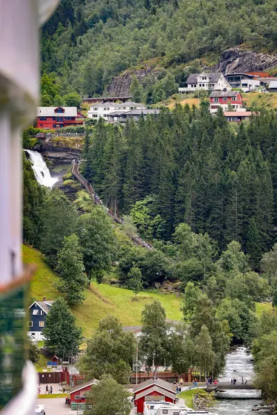 Geirangerfjord, Norveç İskandinavya 'daki yolcu gemisinden görüntü.