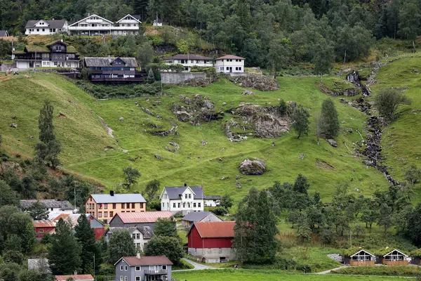Arkasında dağlar olan tipik bir Norveç köyü. Geiranger.