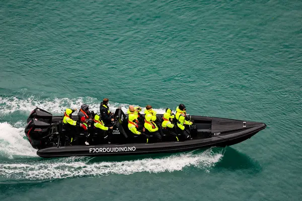 Norveç, Geiranger fiyordunda turistlerle dolu bir sürat teknesinin hava görüntüsü.