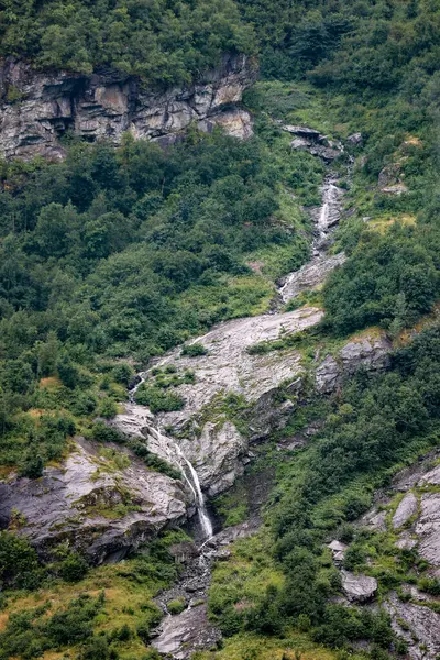 Norveç dağlarında şelale. Şelaleli güzel yaz manzarası.