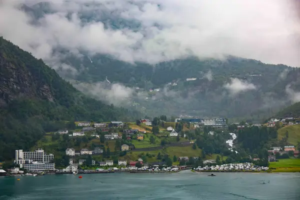 Geirangerfjord Norveç 'in kuzeyinde bir fiyorttur..