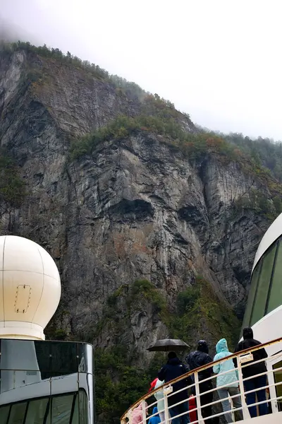 Geiranger fiyordundaki trolün yüzü, yolcu gemisinden manzara