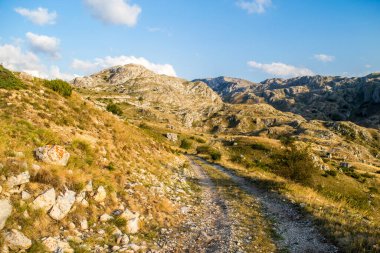 Çakıl yolu olan dağlık arazi.