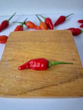 Cayenne biberi. Bu bir kırmızı biber türüdür, temel olarak yemeklere ısı ve tat katmak için kullanılır. Geleneksel tıpta da kullanılıyor ve özellikle ağrı kesici ve dolaşımla ilgili bazı sağlık faydaları olabilir.