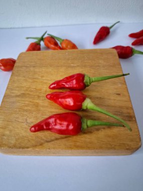 Cayenne biberi. Bu bir kırmızı biber türüdür, temel olarak yemeklere ısı ve tat katmak için kullanılır. Geleneksel tıpta da kullanılıyor ve özellikle ağrı kesici ve dolaşımla ilgili bazı sağlık faydaları olabilir.