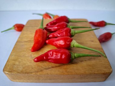 Cayenne biberi. Bu bir kırmızı biber türüdür, temel olarak yemeklere ısı ve tat katmak için kullanılır. Geleneksel tıpta da kullanılıyor ve özellikle ağrı kesici ve dolaşımla ilgili bazı sağlık faydaları olabilir.