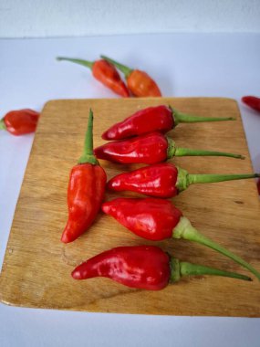 Cayenne biberi. Bu bir kırmızı biber türüdür, temel olarak yemeklere ısı ve tat katmak için kullanılır. Geleneksel tıpta da kullanılıyor ve özellikle ağrı kesici ve dolaşımla ilgili bazı sağlık faydaları olabilir.