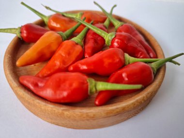 Servis masasında kırmızı biber. Acı bir tadı olan ve sıklıkla yemek ve tıpta kullanılan bir biber türüdür. Bu kırmızı biber ince şekli, parlak kırmızı rengi ve yüksek seviye...