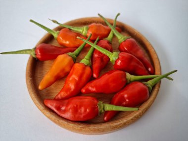 Cayenne biberi. Bu bir kırmızı biber türüdür, temel olarak yemeklere ısı ve tat katmak için kullanılır. Geleneksel tıpta da kullanılıyor ve özellikle ağrı kesici ve dolaşımla ilgili bazı sağlık faydaları olabilir.