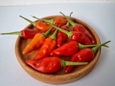 Cayenne biberi. Bu bir kırmızı biber türüdür, temel olarak yemeklere ısı ve tat katmak için kullanılır. Geleneksel tıpta da kullanılıyor ve özellikle ağrı kesici ve dolaşımla ilgili bazı sağlık faydaları olabilir.