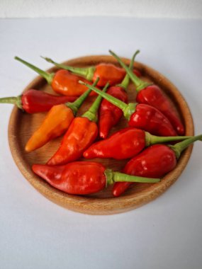 Servis masasında kırmızı biber. Acı bir tadı olan ve sıklıkla yemek ve tıpta kullanılan bir biber türüdür. Bu kırmızı biber ince şekli, parlak kırmızı rengi ve yüksek seviye...