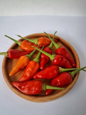 Cayenne biberi. Bu bir kırmızı biber türüdür, temel olarak yemeklere ısı ve tat katmak için kullanılır. Geleneksel tıpta da kullanılıyor ve özellikle ağrı kesici ve dolaşımla ilgili bazı sağlık faydaları olabilir.