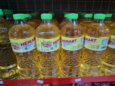 Plastik şişelerde kızartılmış yağ. Bu Endonezya 'da satılan pişirme yağı. Endonezya 'da satılan şişe yağları çeşitlidir ve birkaç popüler markayla