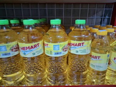 Plastik şişelerde kızartılmış yağ. Bu Endonezya 'da satılan pişirme yağı. Endonezya 'da satılan şişe yağları çeşitlidir ve birkaç popüler markayla