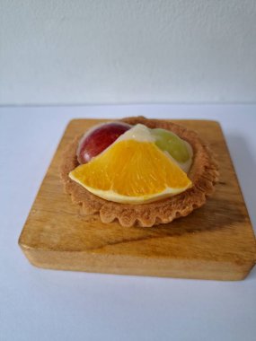 Taze meyveli turta. Çıtır turta hamuru, krema ya da muhallebi ve taze meyve karışımından oluşan bir tatlı türüdür.