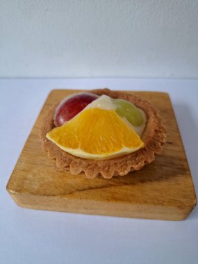 Taze meyveli turta. Taze meyve turtası tatlı, ekşi ve lezzetli tadı ile tanınır, aynı zamanda çekici görünüşü de zirvede bulunan renkli taze meyvelerden dolayı