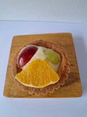 Taze meyveli turta. Taze meyve turtası tatlı, ekşi ve lezzetli tadı ile tanınır, aynı zamanda çekici görünüşü de zirvede bulunan renkli taze meyvelerden dolayı