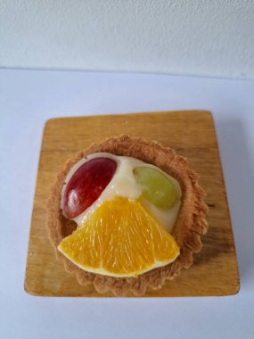 Taze meyveli turta. Çıtır turta hamuru, krema ya da muhallebi ve taze meyve karışımından oluşan bir tatlı türüdür.