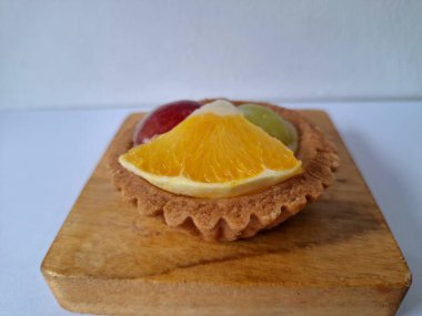 Taze meyveli turta. Çıtır turta hamuru, krema ya da muhallebi ve taze meyve karışımından oluşan bir tatlı türüdür.