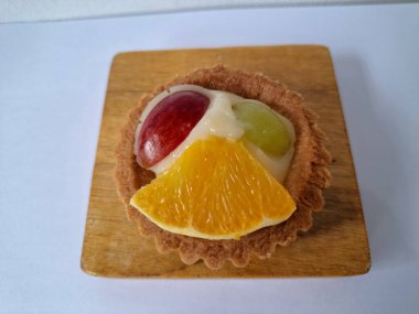 Taze meyveli turta. Çıtır turta hamuru, krema ya da muhallebi ve taze meyve karışımından oluşan bir tatlı türüdür.