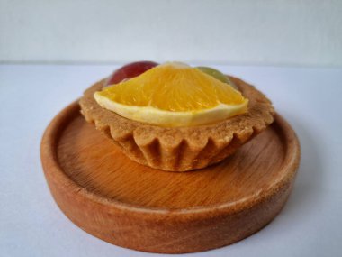 Taze meyveli turta. Çıtır turta hamuru, krema ya da muhallebi ve taze meyve karışımından oluşan bir tatlı türüdür.