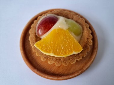 Taze meyveli turta. Taze meyve turtası tatlı, ekşi ve lezzetli tadı ile tanınır, aynı zamanda çekici görünüşü de zirvede bulunan renkli taze meyvelerden dolayı