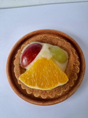 Taze meyveli turta. Taze meyve turtası tatlı, ekşi ve lezzetli tadı ile tanınır, aynı zamanda çekici görünüşü de zirvede bulunan renkli taze meyvelerden dolayı