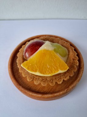 Taze meyveli turta. Çıtır turta hamuru, krema ya da muhallebi ve taze meyve karışımından oluşan bir tatlı türüdür.