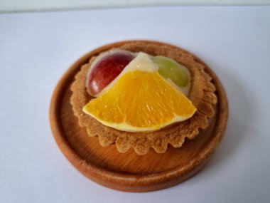 Taze meyveli turta. Taze meyve turtası tatlı, ekşi ve lezzetli tadı ile tanınır, aynı zamanda çekici görünüşü de zirvede bulunan renkli taze meyvelerden dolayı