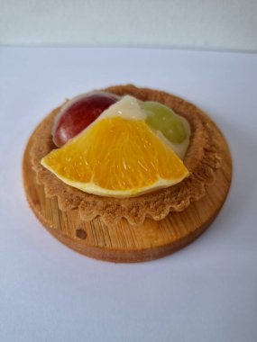 Taze meyveli turta. Taze meyve turtası tatlı, ekşi ve lezzetli tadı ile tanınır, aynı zamanda çekici görünüşü de zirvede bulunan renkli taze meyvelerden dolayı