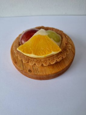 Taze meyveli turta. Çıtır turta hamuru, krema ya da muhallebi ve taze meyve karışımından oluşan bir tatlı türüdür.