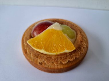 Taze meyveli turta. Çıtır turta hamuru, krema ya da muhallebi ve taze meyve karışımından oluşan bir tatlı türüdür.