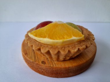 Taze meyveli turta. Çıtır turta hamuru, krema ya da muhallebi ve taze meyve karışımından oluşan bir tatlı türüdür.