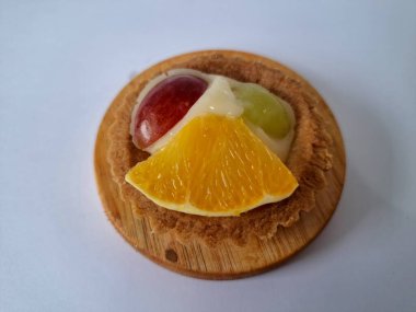 Taze meyveli turta. Taze meyve turtası tatlı, ekşi ve lezzetli tadı ile tanınır, aynı zamanda çekici görünüşü de zirvede bulunan renkli taze meyvelerden dolayı